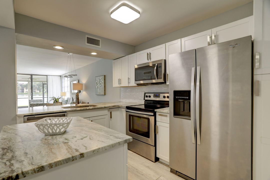 Active With Contract: $235,000 (2 beds, 2 baths, 1090 Square Feet)