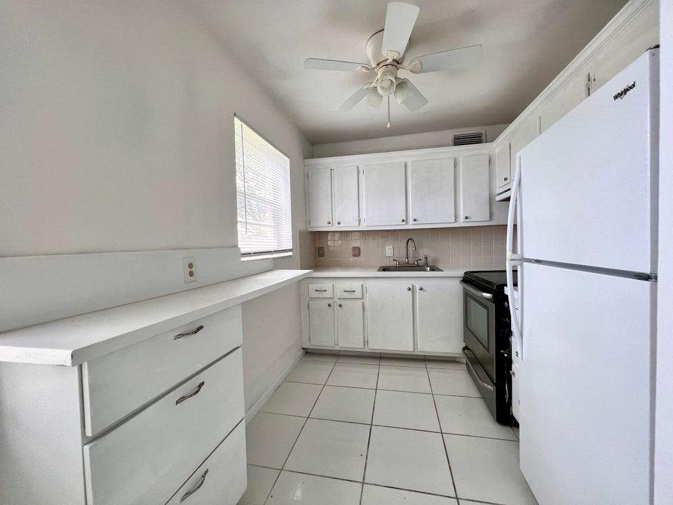 For Rent: $1,800 (2 beds, 1 baths, 798 Square Feet)