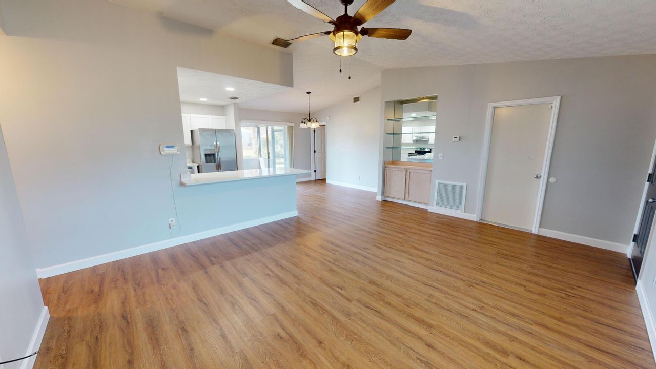Active With Contract: $2,650 (3 beds, 2 baths, 1336 Square Feet)