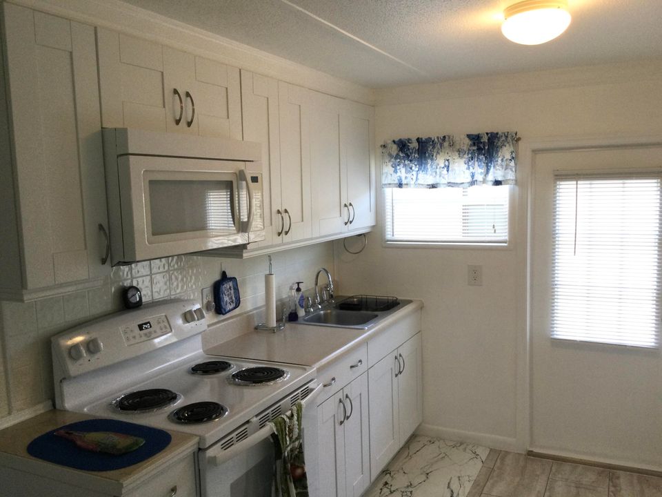 For Sale: $69,900 (2 beds, 2 baths, 984 Square Feet)