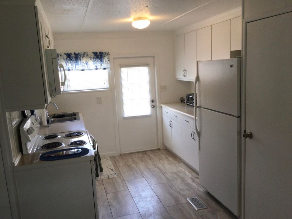 For Sale: $69,900 (2 beds, 2 baths, 984 Square Feet)