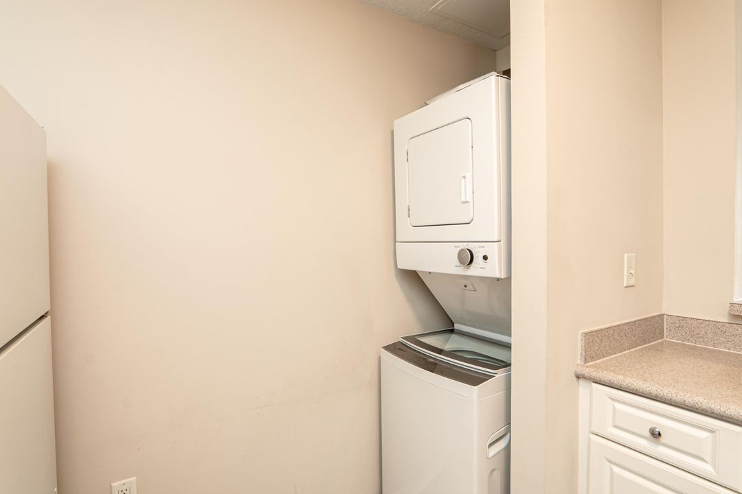 For Sale: $270,000 (1 beds, 1 baths, 719 Square Feet)
