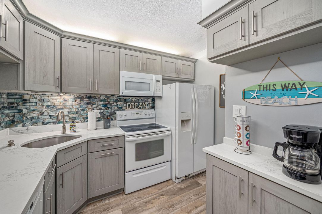For Sale: $389,900 (2 beds, 2 baths, 1090 Square Feet)