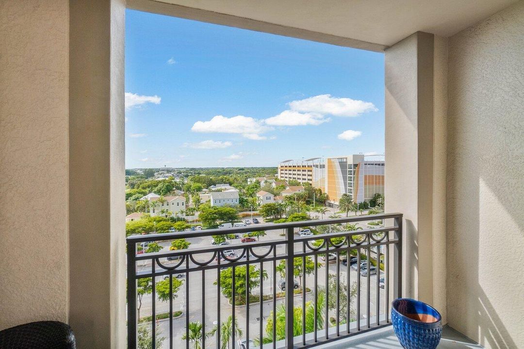 Active With Contract: $2,950 (1 beds, 1 baths, 883 Square Feet)