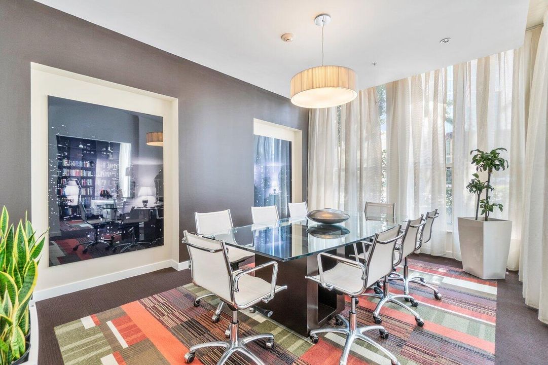 Active With Contract: $2,950 (1 beds, 1 baths, 883 Square Feet)