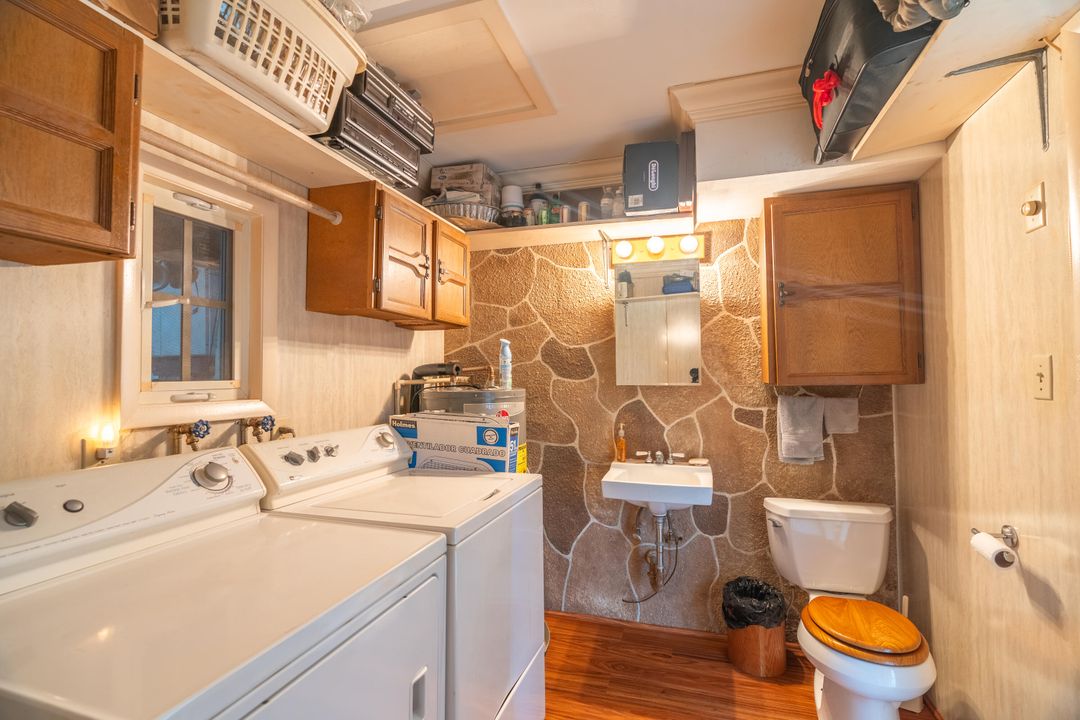 For Sale: $350,000 (2 beds, 1 baths, 1032 Square Feet)