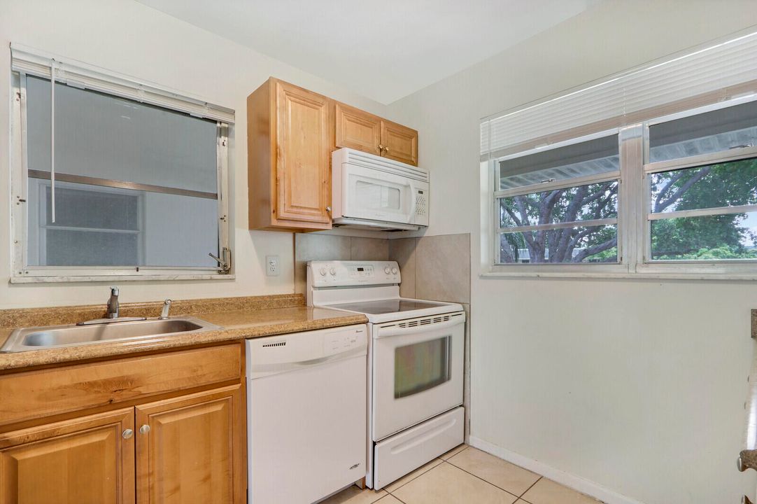 Active With Contract: $189,000 (2 beds, 2 baths, 1032 Square Feet)