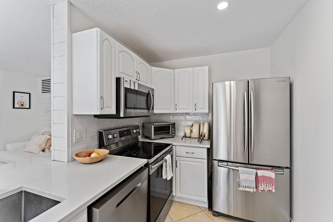 For Sale: $348,500 (1 beds, 1 baths, 740 Square Feet)