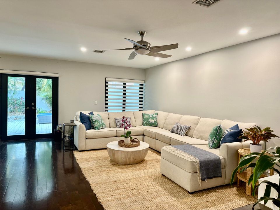 Active With Contract: $1,033,000 (3 beds, 2 baths, 1825 Square Feet)