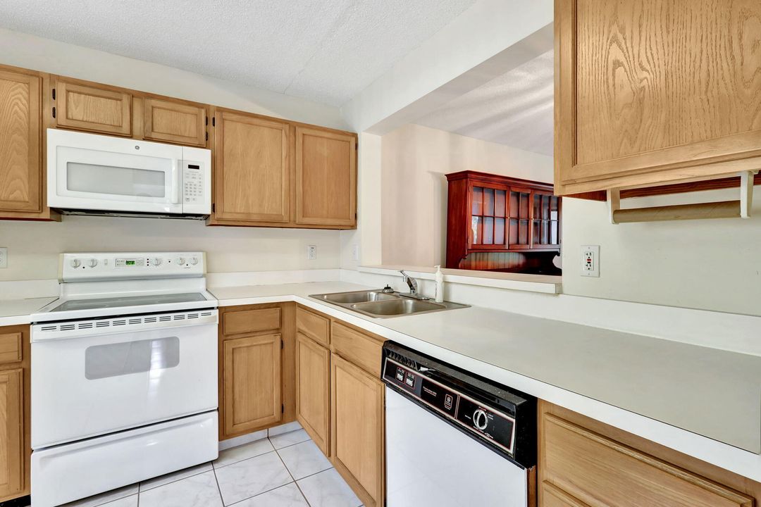 For Sale: $250,000 (2 beds, 2 baths, 1047 Square Feet)