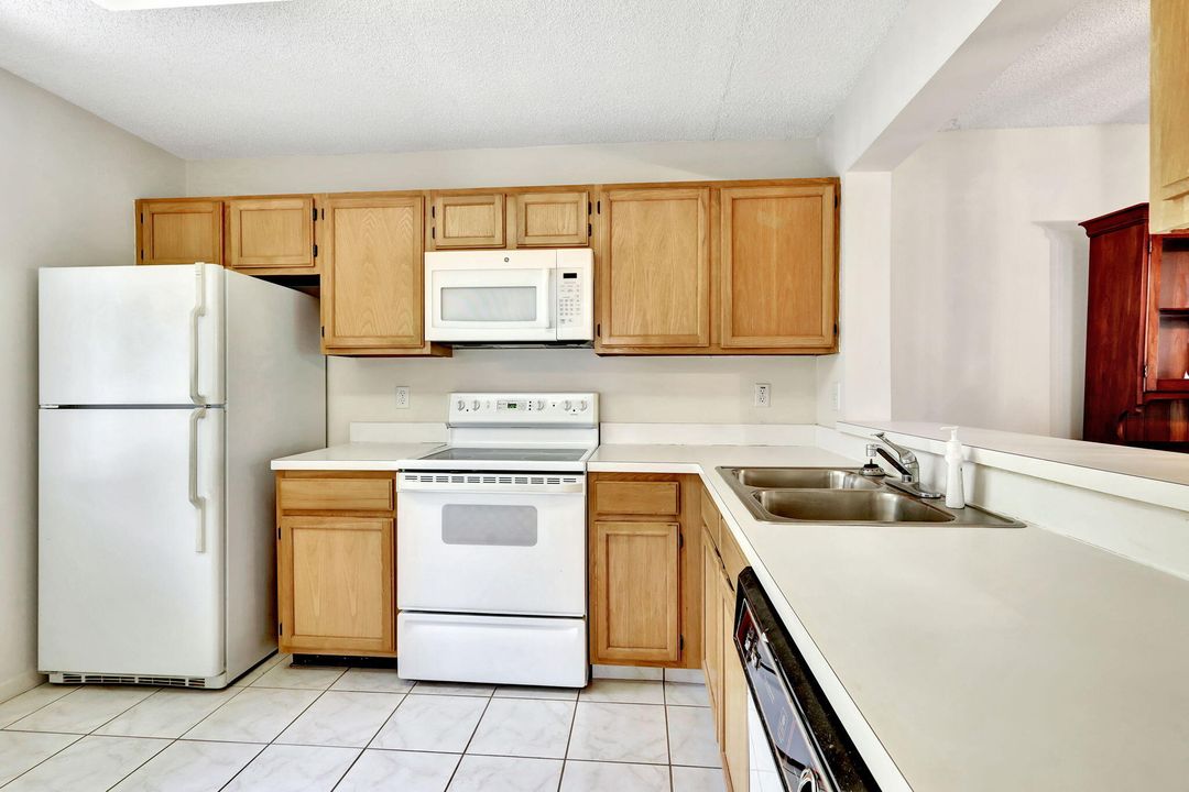 For Sale: $260,000 (2 beds, 2 baths, 1047 Square Feet)