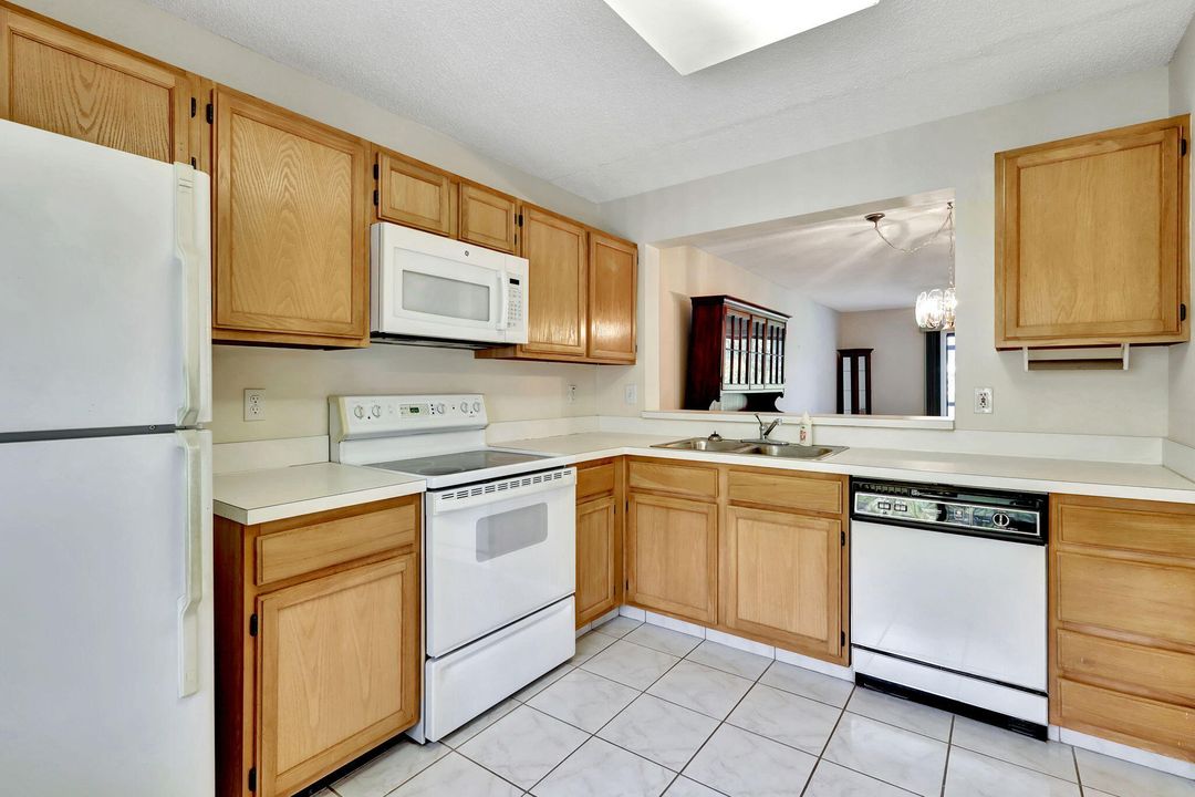For Sale: $260,000 (2 beds, 2 baths, 1047 Square Feet)