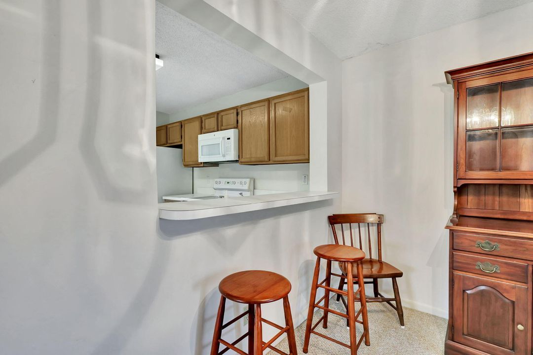 For Sale: $250,000 (2 beds, 2 baths, 1047 Square Feet)