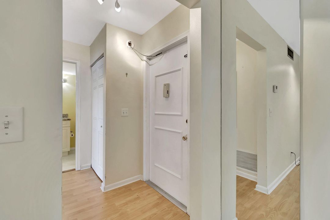 For Sale: $269,000 (1 beds, 1 baths, 950 Square Feet)