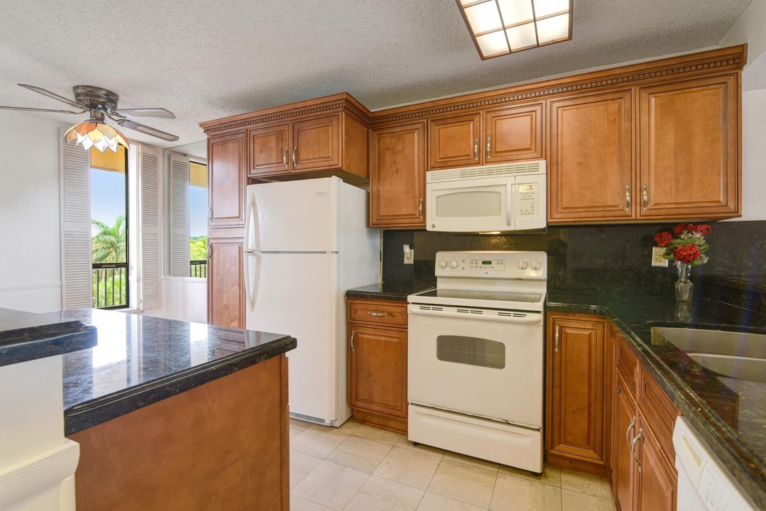 For Sale: $220,777 (2 beds, 2 baths, 1090 Square Feet)