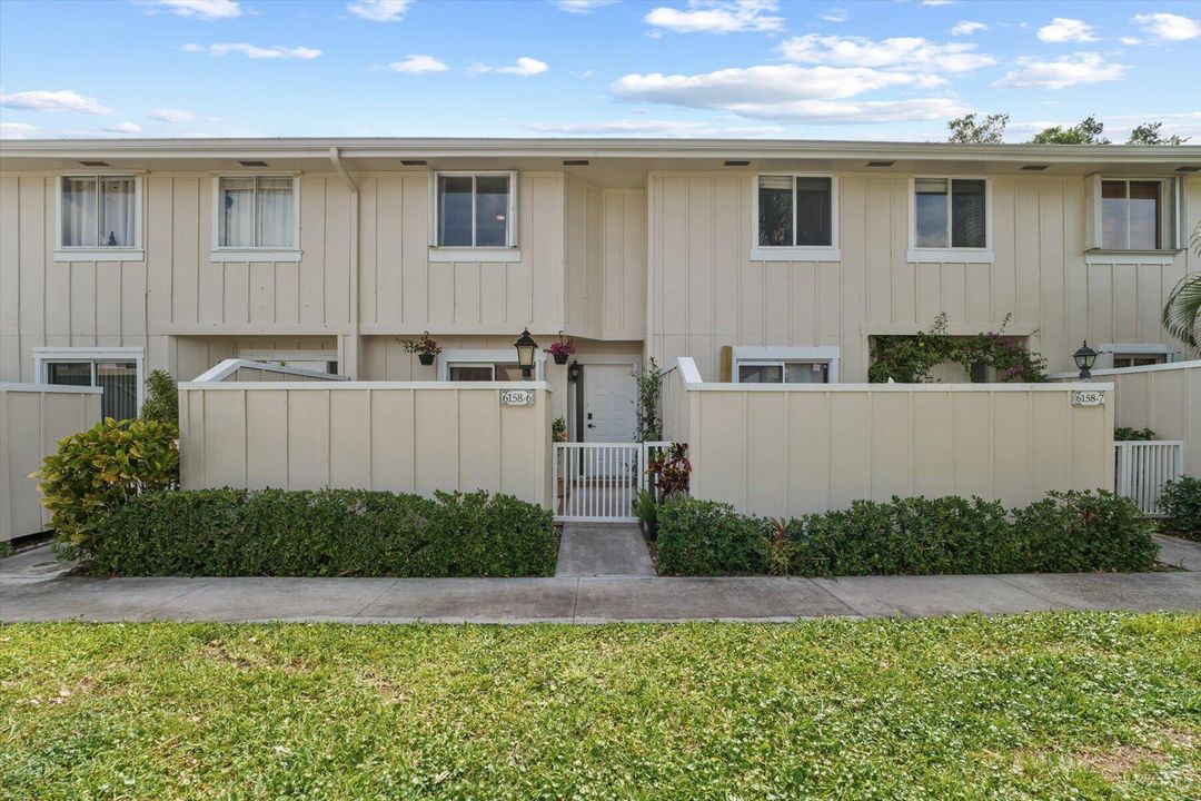 Active With Contract: $374,900 (2 beds, 2 baths, 1176 Square Feet)