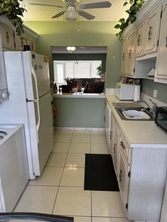 For Rent: $1,700 (2 beds, 1 baths, 982 Square Feet)