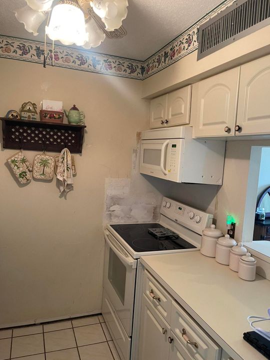 For Sale: $135,000 (1 beds, 1 baths, 660 Square Feet)