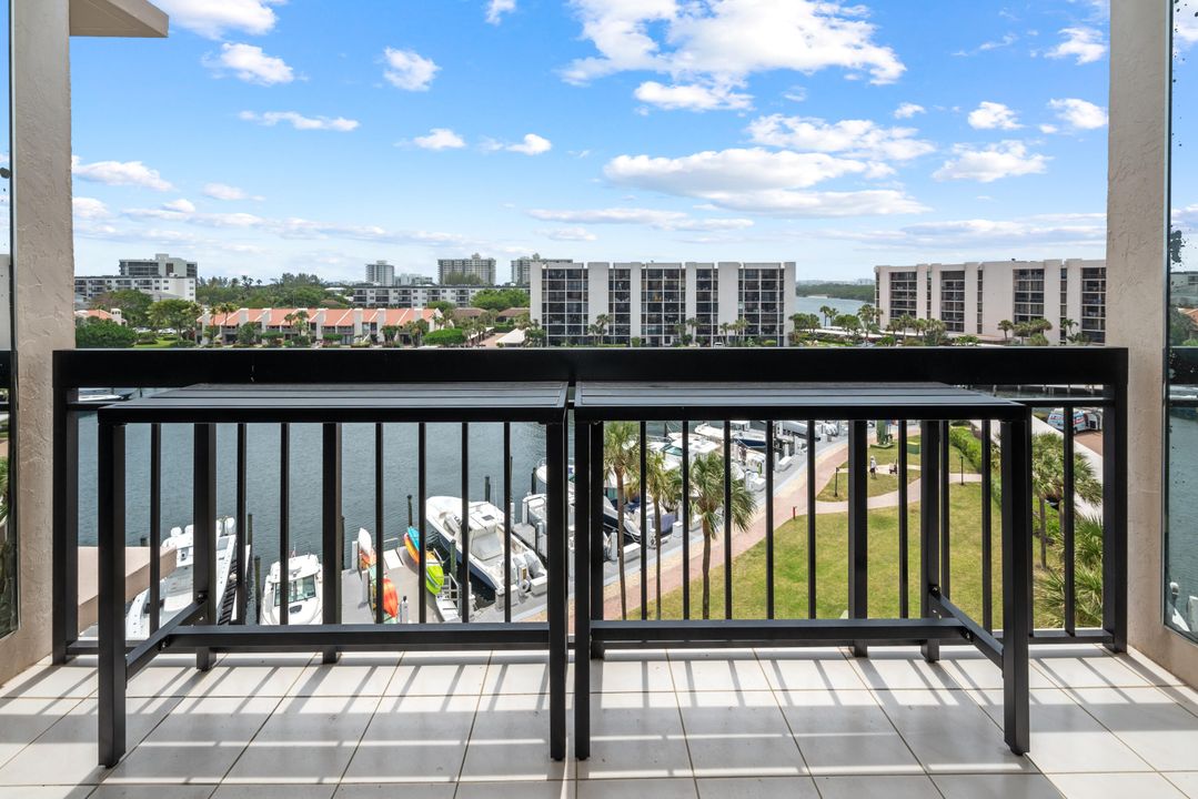 For Sale: $825,000 (2 beds, 2 baths, 1020 Square Feet)