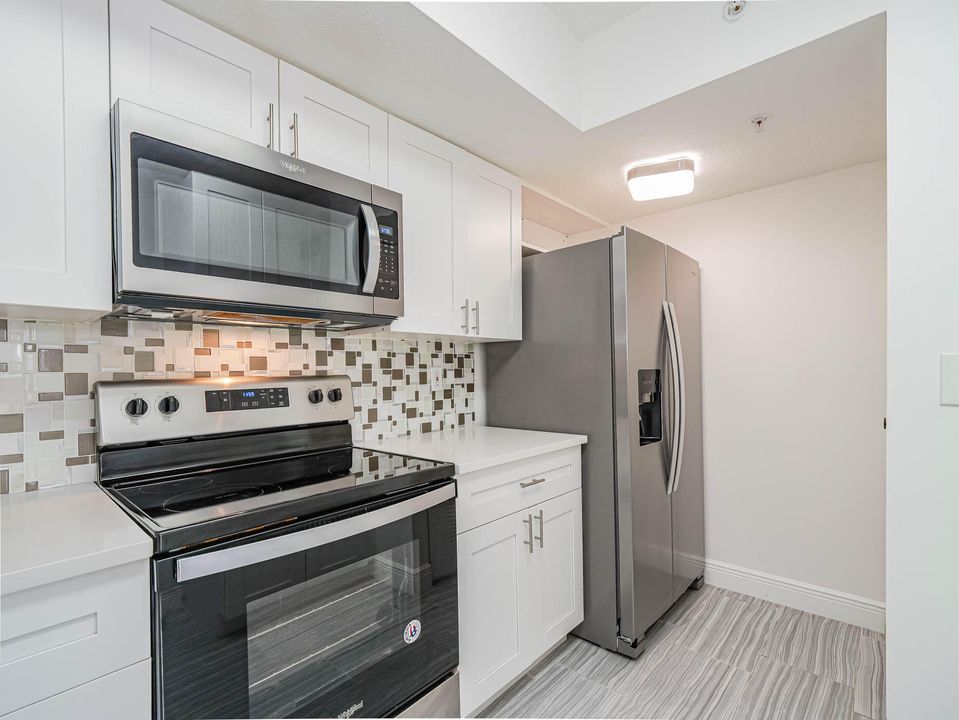 Active With Contract: $255,000 (2 beds, 1 baths, 1079 Square Feet)