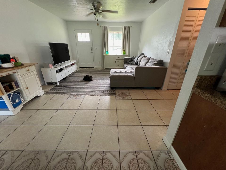 For Sale: $190,000 (3 beds, 1 baths, 1014 Square Feet)