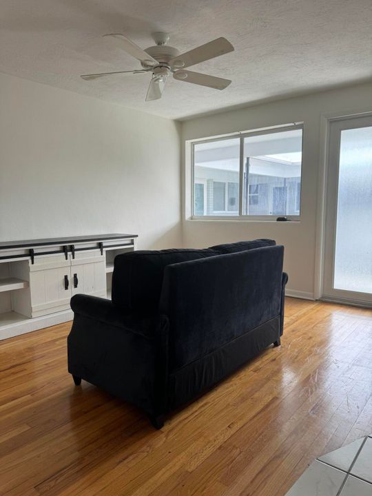 For Sale: $69,000 (1 beds, 1 baths, 484 Square Feet)