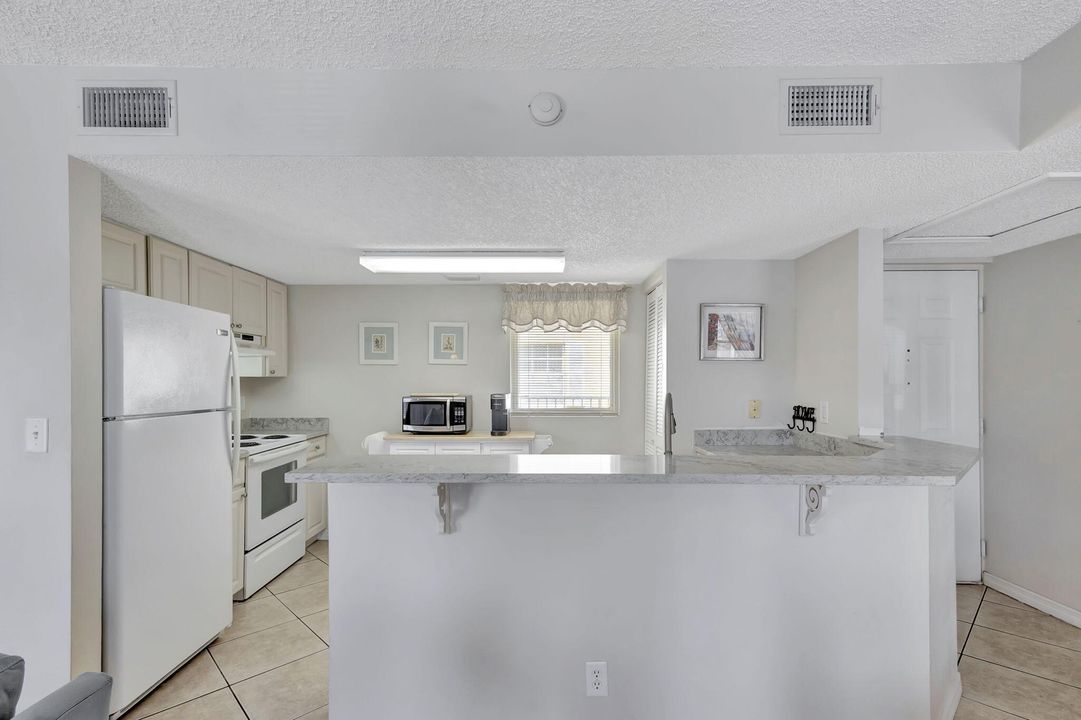For Sale: $250,000 (1 beds, 1 baths, 746 Square Feet)