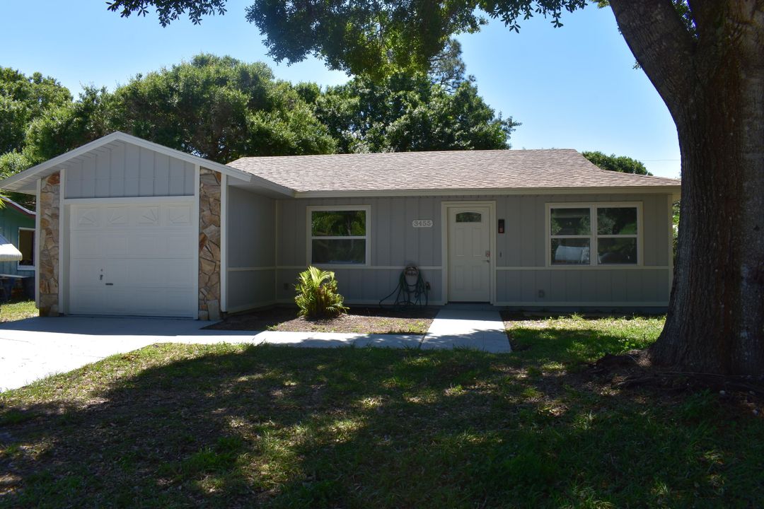 For Sale: $299,900 (2 beds, 2 baths, 1057 Square Feet)
