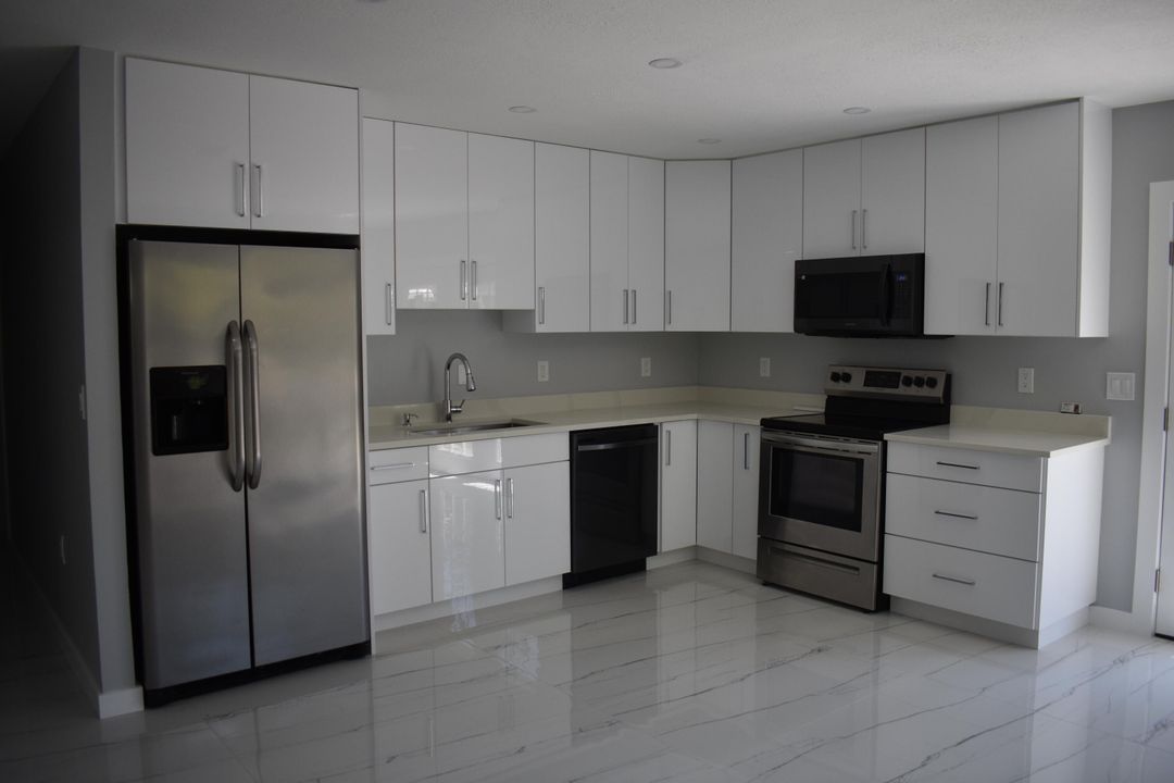 For Sale: $299,900 (2 beds, 2 baths, 1057 Square Feet)