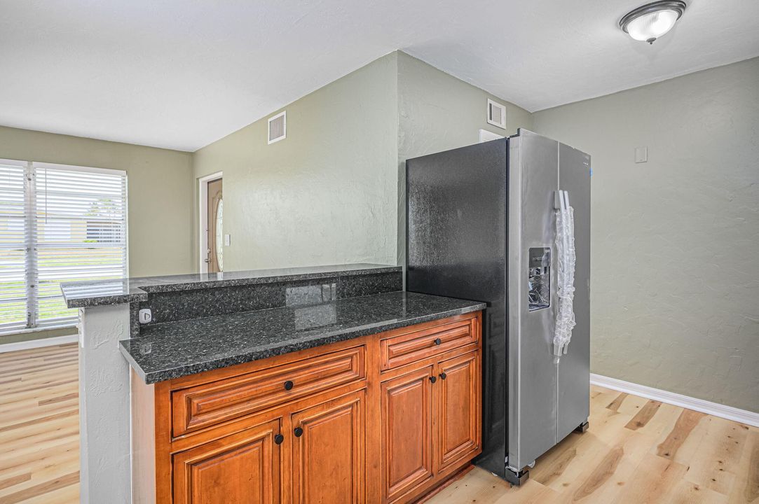 For Sale: $269,900 (2 beds, 1 baths, 806 Square Feet)