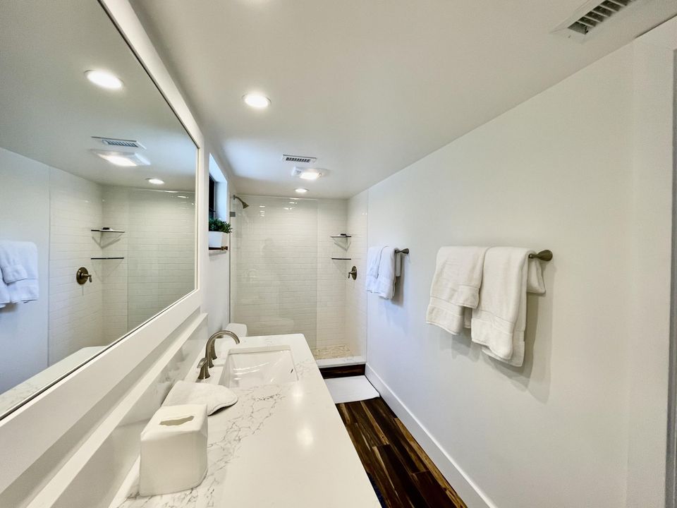 Active With Contract: $2,250 (1 beds, 1 baths, 900 Square Feet)
