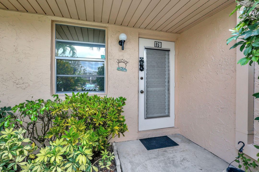 For Sale: $200,000 (2 beds, 2 baths, 841 Square Feet)