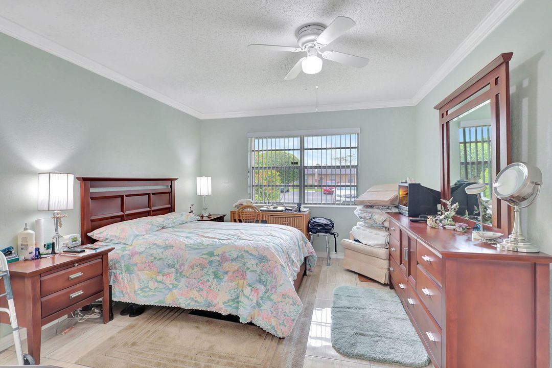 For Sale: $200,000 (2 beds, 2 baths, 841 Square Feet)
