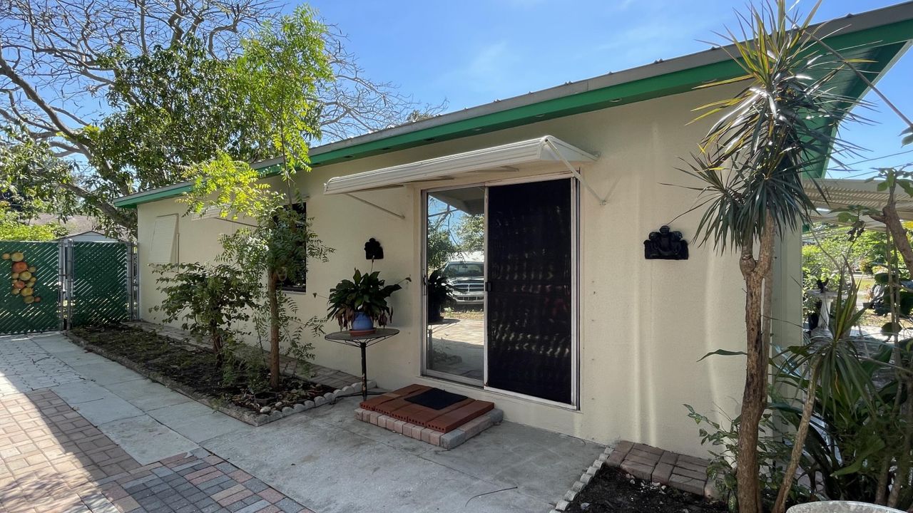 Active With Contract: $229,000 (3 beds, 2 baths, 1098 Square Feet)