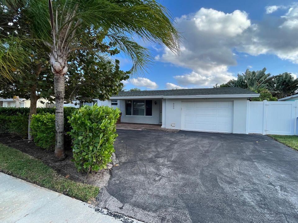Active With Contract: $4,800 (4 beds, 3 baths, 1675 Square Feet)