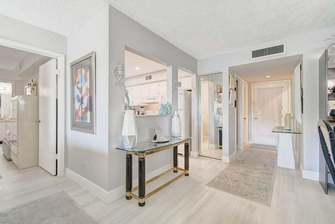 Active With Contract: $2,500 (2 beds, 2 baths, 1040 Square Feet)