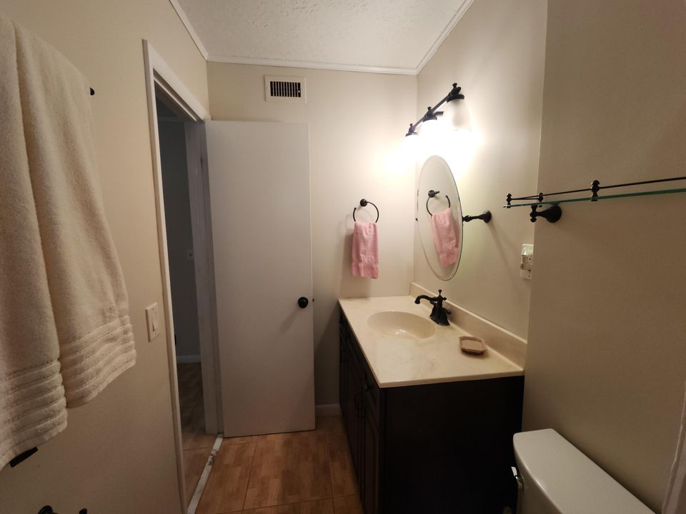 For Sale: $124,900 (2 beds, 2 baths, 872 Square Feet)