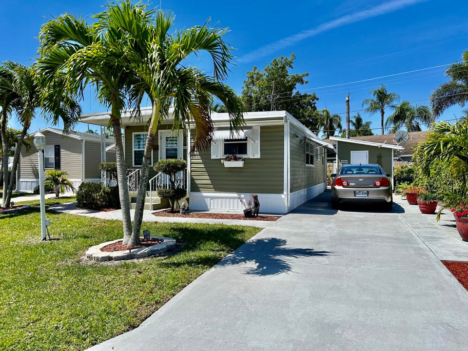 For Sale: $199,999 (2 beds, 2 baths, 962 Square Feet)