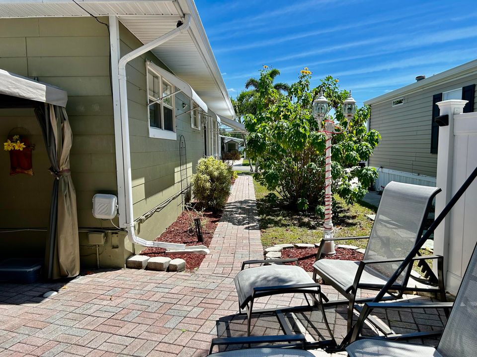 For Sale: $199,999 (2 beds, 2 baths, 962 Square Feet)