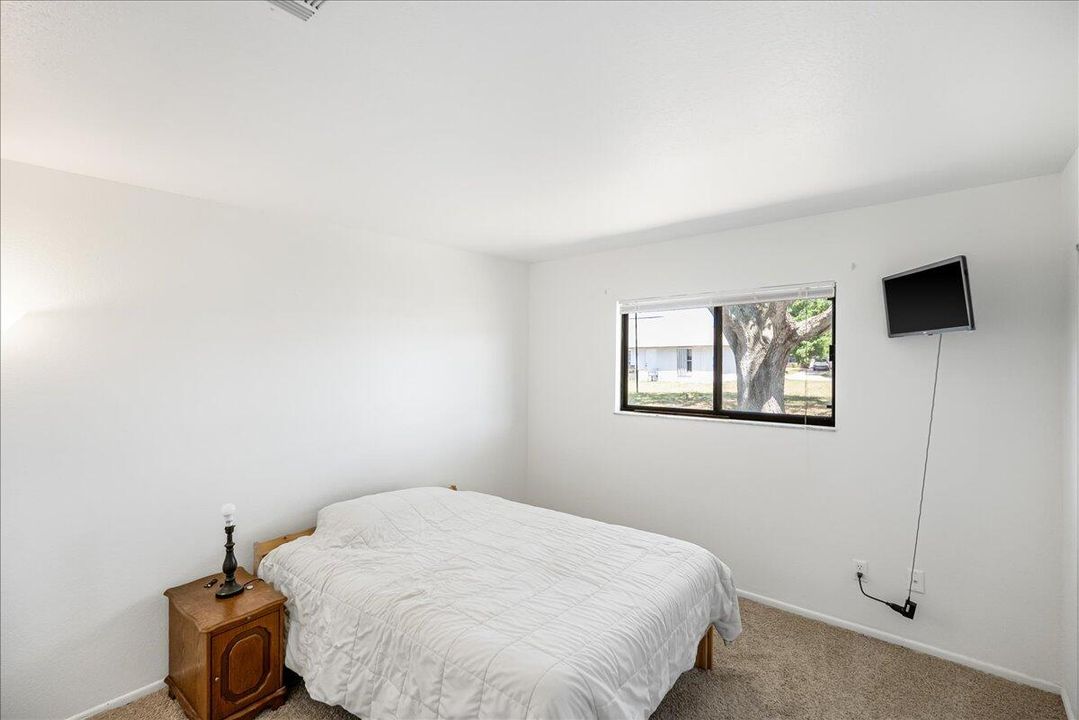 For Sale: $254,900 (2 beds, 1 baths, 882 Square Feet)