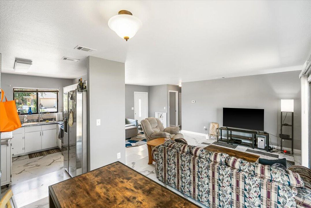 For Sale: $254,900 (2 beds, 1 baths, 882 Square Feet)