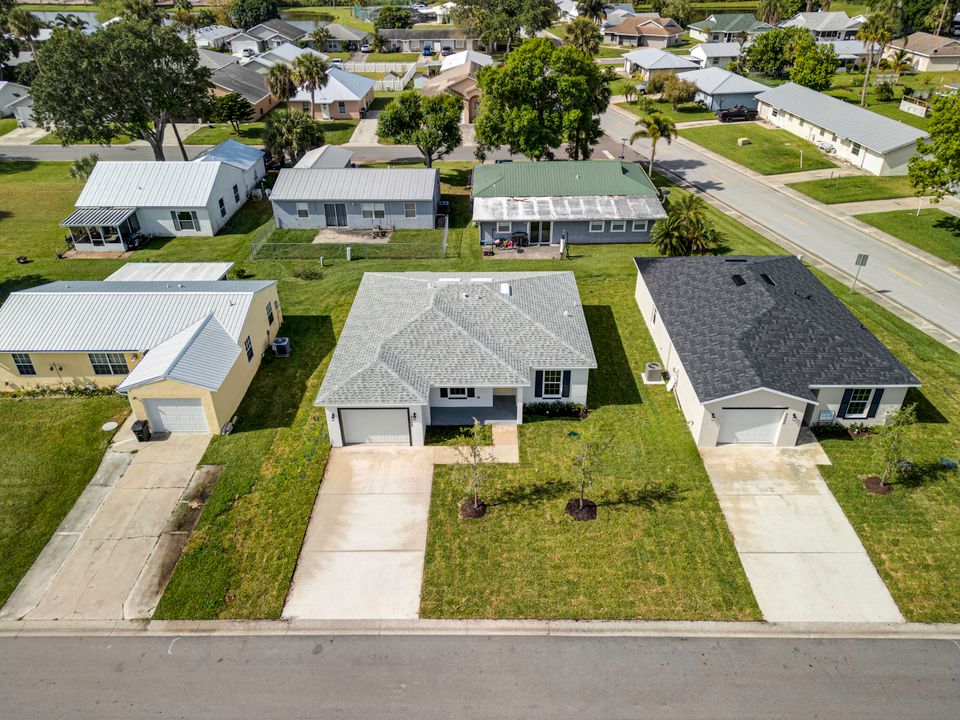 Active With Contract: $297,900 (3 beds, 2 baths, 1204 Square Feet)