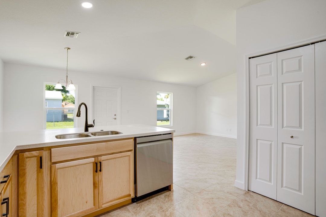 Active With Contract: $297,900 (3 beds, 2 baths, 1204 Square Feet)