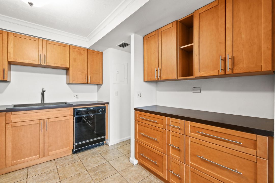 For Sale: $215,000 (2 beds, 2 baths, 1088 Square Feet)