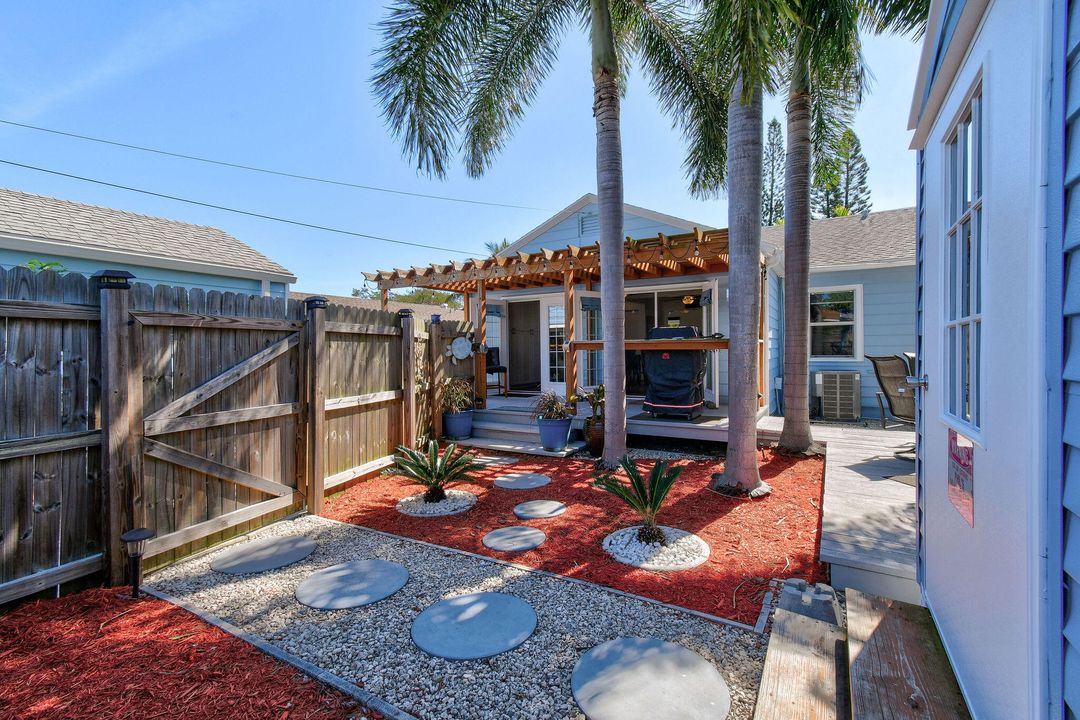 Active With Contract: $574,800 (3 beds, 2 baths, 1487 Square Feet)