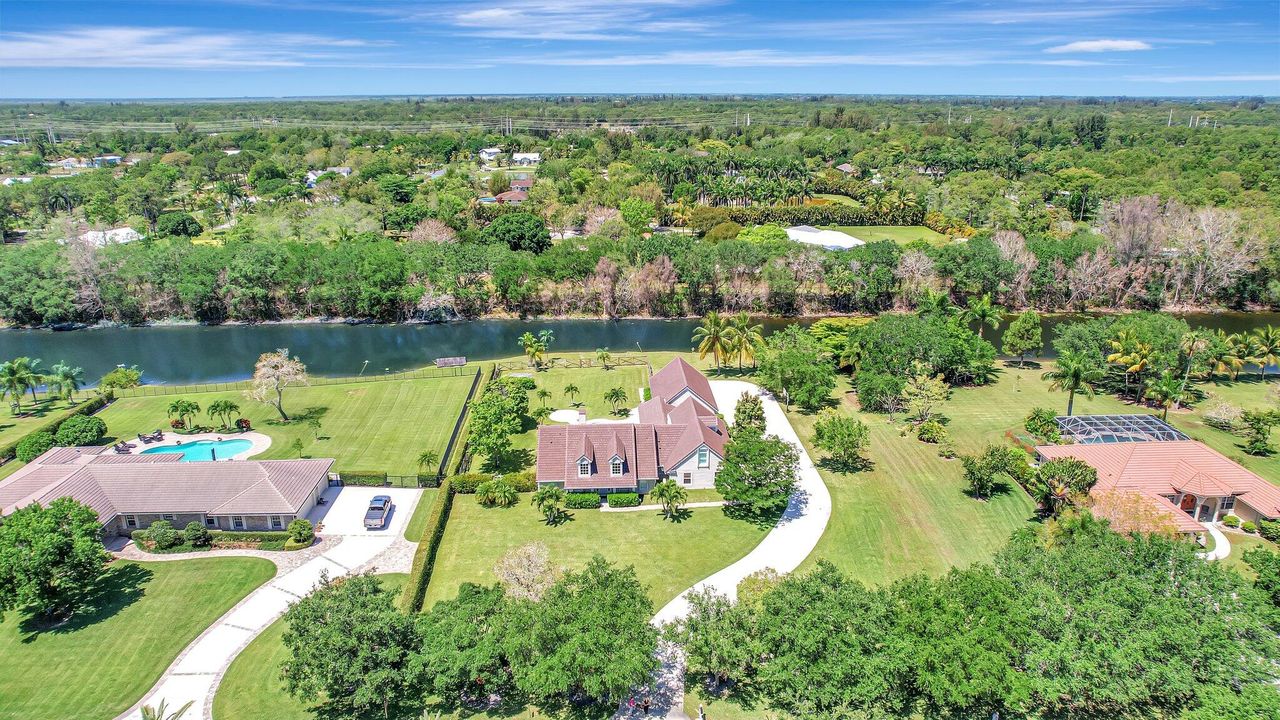 For Sale: $1,900,000 (4 beds, 2 baths, 2960 Square Feet)