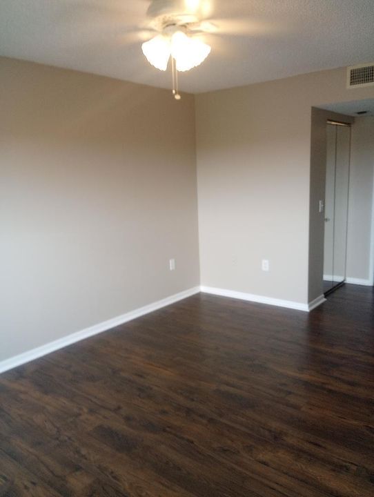 Active With Contract: $199,900 (1 beds, 1 baths, 1033 Square Feet)