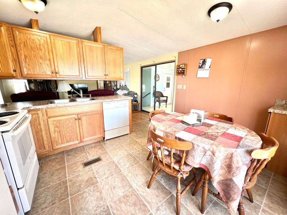 For Sale: $130,000 (2 beds, 2 baths, 1048 Square Feet)