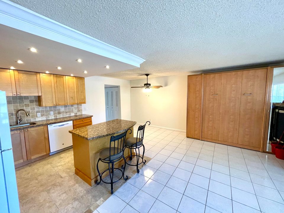 For Sale: $165,900 (1 beds, 1 baths, 703 Square Feet)