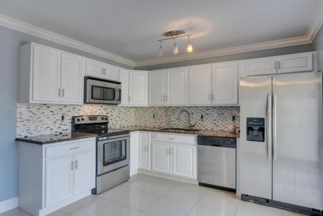 For Sale: $300,000 (2 beds, 2 baths, 1372 Square Feet)